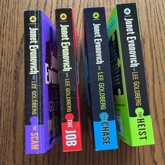The Scam, The Job, The Chase, The Heist (bundle) Janet Evanovich, Lee Goldberg - Picture 9 of 9